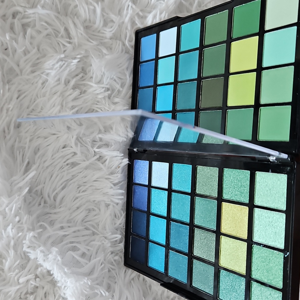 NEW REVOLUTION COLOUR BOOK BLUES GREENS EYESHADOW COSMETIC MAKEUP PALETTE